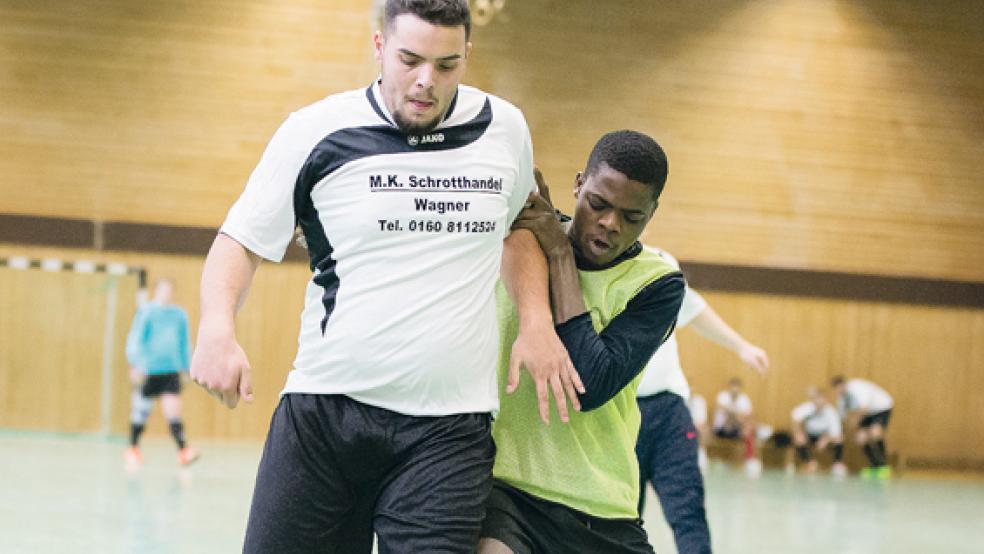 Alle Mannschaften knieten sich von Beginn an rein beim Turnier. Hier eine Szene aus dem Gruppenspiel zwischen Elfenbeinküste II und »Gipsy Clan«. © Fotos: Mentrup