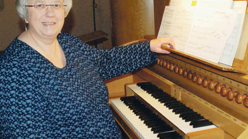Francien Janse-Balzer gab ein Konzert an der frisch renovierten Führer-Orgel in der Erlöserkirche in Weener. © Foto: Kuper