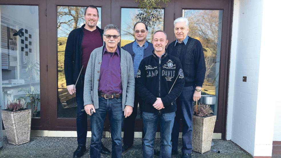 Dirigenten und Dozenten: Hinten von links TMV-Chef Jan Kuiper mit dem Dirigentenstab, Ulrich Brettschneider und Eckhard Bierwirt. Vorne: Albert Bohnsack und Ingo Schmidt (rechts), auch er ist jetzt Dirigent. © Foto: privat