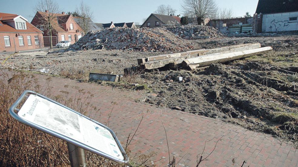 Die Beschaffenheit des Bodens auf dem Grundstück des abgerissenen Gasthofs »Frisia« in Bingum deutet darauf hin, dass hier die Ursprünge des Dorfes liegen könnten. Das haben archäologische Voruntersuchungen mit zwei Bohrungen gezeigt. © Foto: Szyska