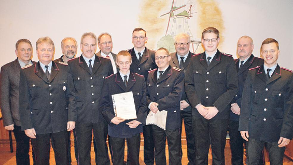 Blickten auf ein einsatzarmes, aber dennoch ereignisreiches Jahr zurück: (von links) Bürgermeister Gerald Sap, der stellvertretende Ortsbrandmeister Helmut Steinfelder, der Vorsitzende des Feuerwehrausschusses Gerhard Janßen, Ortsbrandmeister Tobias Stirler, Fachbereichsleiter Harm Watermülder, Tobias Klebe, Hendrik Stirler, Stephan Listewnik, Gemeindebrandmeister Ingfried Battermann, Benjamin Smidt, der stellvertretende Gemeindebrandmeister Peter Oltmanns und Wilko Meinema. © Fotos: Himstedt