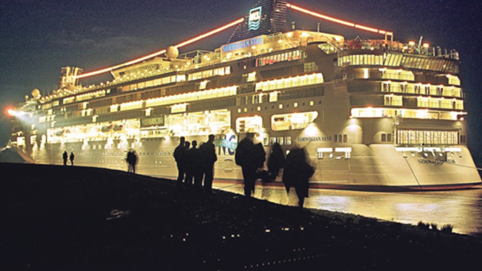 Die »Norwegian Star« - hier bei der Passage der Jann-Berghaus- Brücke bei Bingum - wurde 2001 auf der Meyer Werft in Papenburg gebaut. © Foto: RZ-Archiv