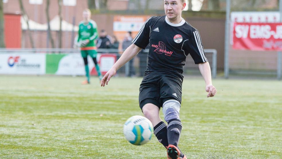 Da spritzt das Granulat: Die Jemgumer um Ole Nitters haben das bislang einzige Bezirksliga-Punktspiel in diesem Jahr bestritten. Kunstrasenplätze wie der in Norden sind oft die einzige Möglichkeit, bereits Anfang Februar Partien auszutragen. © Foto: Mentrup