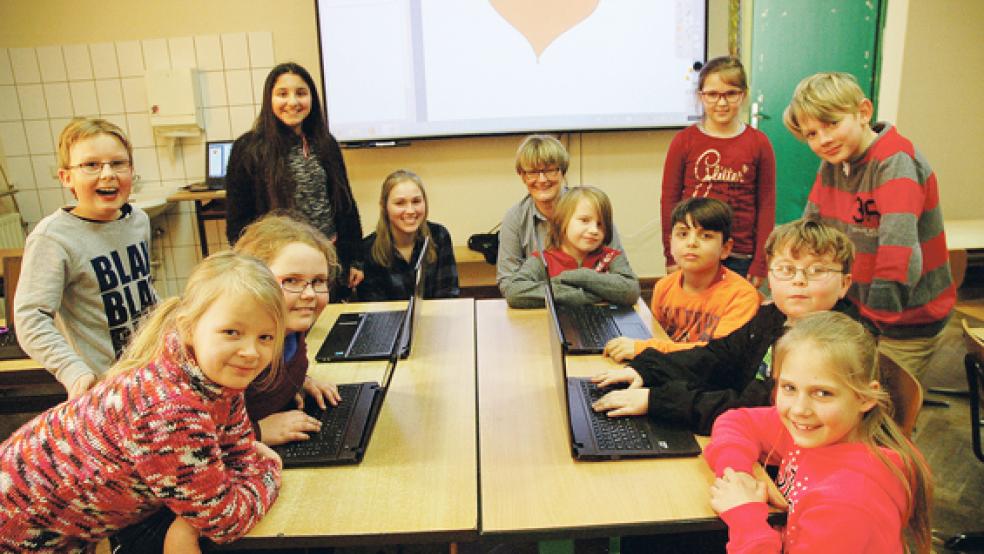 Lernen mit Laptops: Das Einmaleins und die Grammatik-Regeln üben die Jemgumer Grundschüler mit moderner Technik. Darüber freuen sich auch (sitzend hinten von links) die Verwaltungsbeamtin Frauke Batterham, die im Rathaus für die Schulen in der Gemeinde zuständig ist, und Schulleiterin Britta Worpenberg. © Foto: Szyska