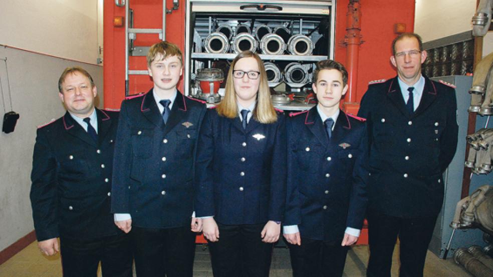 Die drei Holthuser Nachwuchskräfte (von links) Jannik Rand (Feuerwehrmann-Anwärter), Sonja Müller (Feuerwehrfrau) und Marcel Teubner (Feuerwehrmann-Anwärter) mit Ortsbrandmeister Harald Schmehl (links) und seinem Stellvertreter Michael Oltmanns.  © Foto: Kuper