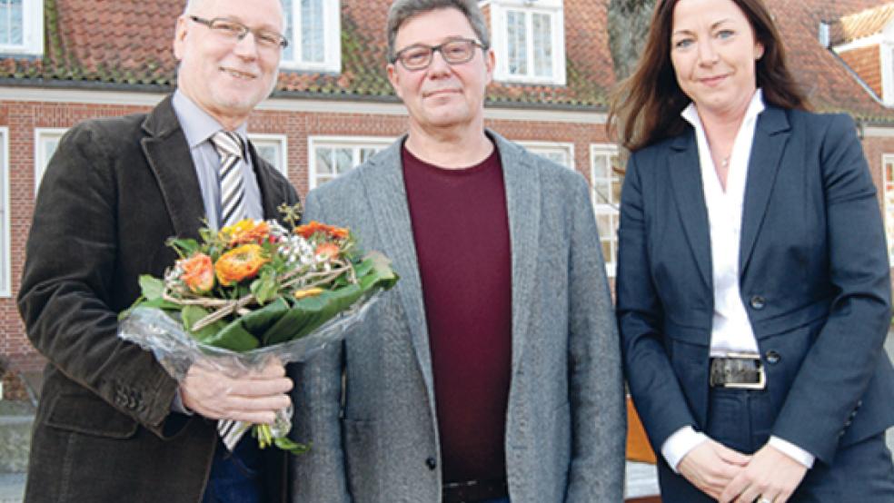 Rudolf Faust (Mitte) ist neuer Leiter der Pestalozzischule in Weener. Links Gerhard Wessels, Leiter des Kreisschulamtes, rechts im Bild Evelyn de Vries, Dezernentin der Landesschulbehörde. © Foto: Hoegen