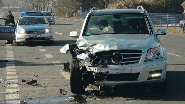 Zwei Verletzte bei Unfall mit drei Autos