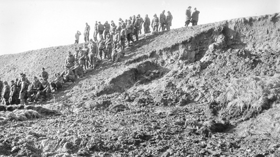 Großeinsatz am Dollartdeich bei Pogum: Bundeswehrsoldaten sichern das von den Fluten aufgeriebene Bollwerk mit Sandsäcken. © Archivfoto: Kramer