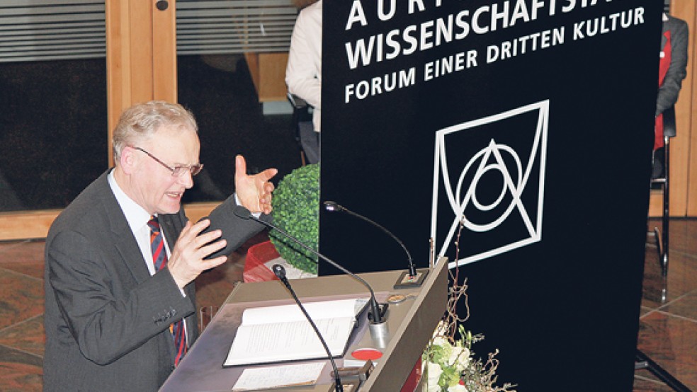 »Luther hat sich nicht bevormunden lassen«: Dr. Friedrich Schorlemmer bei seinem Eröffnungsvortrag anlässlich der 27. Auricher Wissenschaftstage.  © Foto: Jürgens