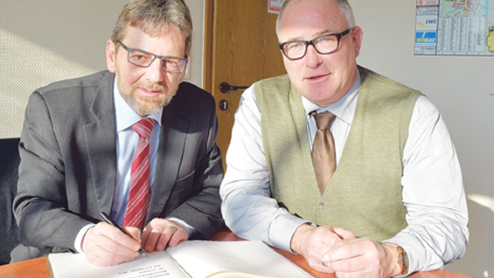 Der SPD-Bundestagsabgeordnete Markus Paschke (links) trug sich in das Buch der Gemeinde Jemgum ein.  © Foto: privat