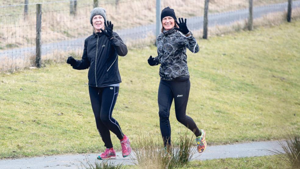 Mit Mütze und Handschuhen waren die Läufer in Jemgum gut gegen die kalten Temperaturen gerüstet. © Foto: Mentrup