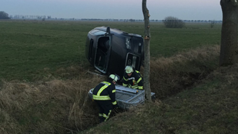 Die Feuerwehr befreite den verletzten Fahrer durch Herausschneiden der Frontscheibe aus seinem Auto. © Foto: Feuerwehr Landkreis Leer