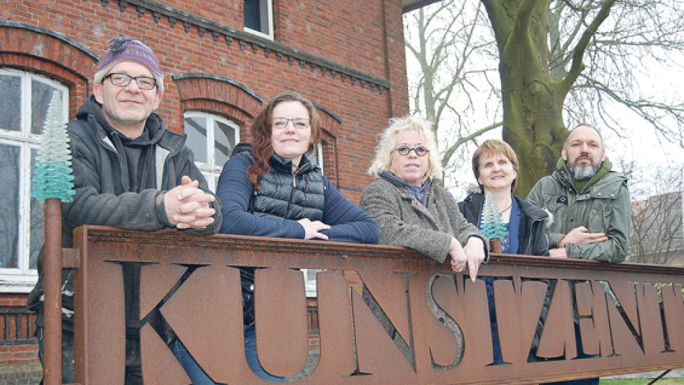 Freuen sich auf das »Grenzenlos«-Festival im Kunstzentrum: (von links) Vincent und Gemma van Leeuwen, Catharina Bockhacker, Martina Salie von der Stadt Leer und Mitorganisator Rainer Gerdes. © Foto: Hoegen