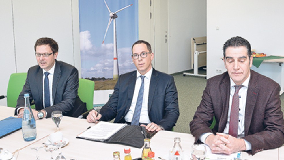 Die Enercon-Manager Felix Rehwald, Simon Wobben und Hans-Dieter Kettwig (von links) zogen eine zufriedene Bilanz des Jahres 2016. © Foto: Ubben