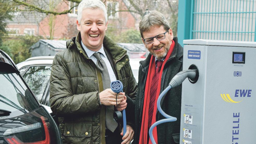 Landrat Matthias Groote und der SPD-Bundestagsabgeordnete Markus Paschke an der E-Tankstelle auf dem Gelände der Kreisverwaltung in Leer. © Foto: privat