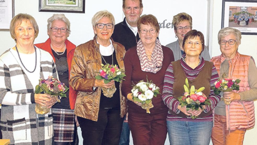 Ehrungen bei der Liedertafel: (von links) Alma Sass (25-jährige Mitgliedschaft), Gertrud Cordes (1. Vorsitzende), Gerda Buss (40 Jahre), den Kreisgruppenvorsitzenden Andreas Bruns, Gerda Vry (40 Jahre), Wilma Müller (25 Jahre), Etta Türke (20 Jahre) und Anita Leemhuis (30 Jahre). © Foto: privat