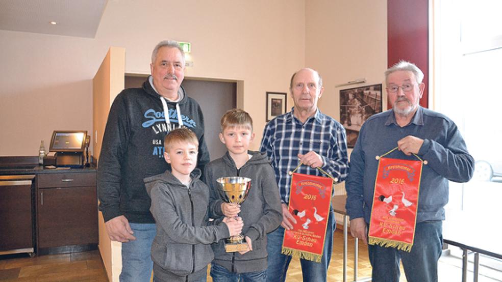 Ausgezeichnet auf der Verbandsversammlung in Papenburg wurde der Rassegeflügelzuchtverein Weener. Das Foto zeigt (von links) Gerhard Niemann, Max Niemann und Sönke Sonnenberg, Alfred van der Slyk und Hero Feldmann. ©  Foto: Döbber