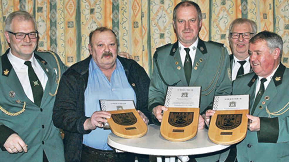 Ehrung der Jubilare (von links): Vorsitzender Wilfried Meijer, Walter Siemens, Bernhard Harders, stellvertretender Vorsitzender Jan Schipper und Jan-Dieter Janssen. © Foto: privat
