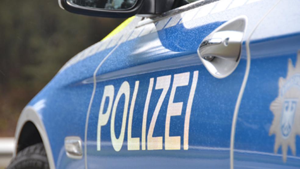 Bei einem Verkehrsunfall in Warsingsfehn sind vier Autos von einem Anhänger beschädigt worden, der sich während der Fahrt vom Zugfahrzeug gelöst hatte. © Foto: Archiv