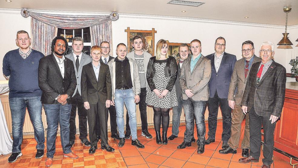 Die erfolgreichen Prüflinge mit Obermeister Jakob Jürrens aus Weener (rechts im Bild).  © Foto: Wolters