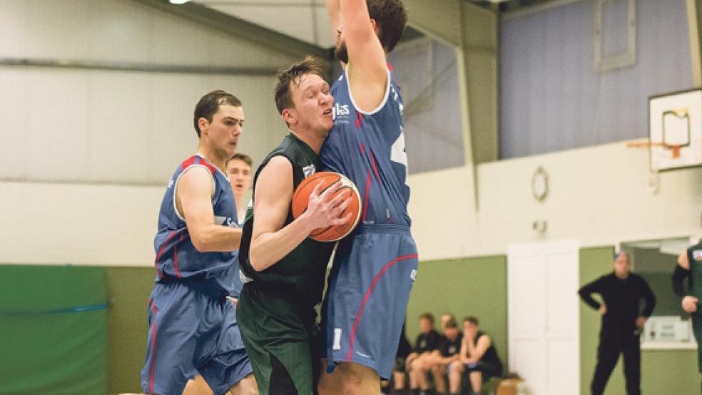 Abgeprallt an der Defensive des VfL Rastede II sind die Basketballer des BSV Bingum. Hier macht Patrick Barghoorn unliebsame Bekanntschaft mit Julian Haase. © Foto: Mentrup