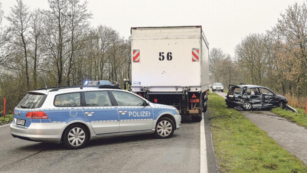 Ein Bild des Grauens bot sich den Rettungskräften am 15. April 2016 auf der B210 bei Bedekaspel. Zwei Männer starben in einem VW Polo. Der mutmaßliche Verursacher steht vor Gericht. © Ar chivfoto: Dirks