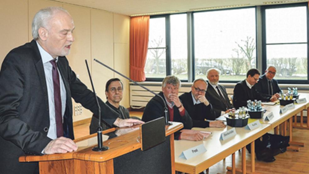 Im Jemgumer Rathaus stellten gestern Experten die neuesten Maßnahmen des »Masterplan Ems 2050« vor. Die Zuhörer stellten viele kritische Nachfragen. Auch Franz-Josef Sickelmann (am Mikrofon), Landesbeauftragter für regionale Landesentwicklung Weser-Ems, beantwortete Fragen. Der FDP-Ortsverband Rheiderland hatte zur Informationsveranstaltung eingeladen.  © Foto: Boelmann