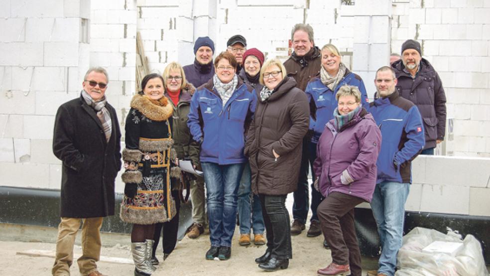Der Vorsitzende der Diakoniestation Bunde-Jemgum, Wolfgang Philipps, (links) zeigte der CDU-Bundestagsabgeordneten Gitta Connemann (2. von links) den Baufortschritt der Tagespflege an der Straße »Zum Park« in Bunde.  © Foto: privat