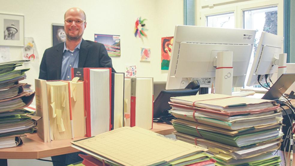 Richter Peter Nippen, Sprecher des Sozialgerichts in Aurich, hat es nicht nur mit vielen Papierakten zu tun, sondern ist auch am Probelauf mit digitalisierten Verfahren beteiligt. © Foto: Ricken