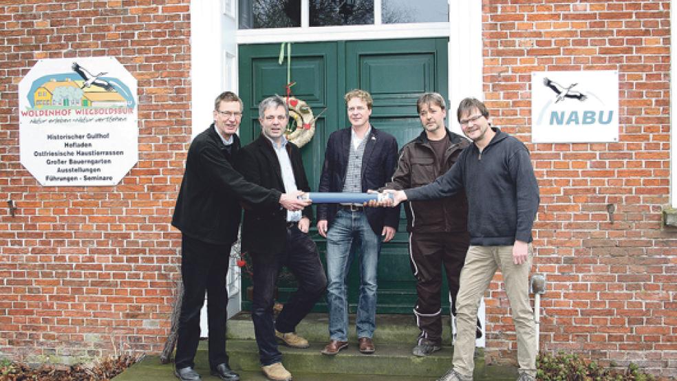 Stabwechsel auf dem Woldenhof in Wiegboldsbur (von links): Ulrich Thüre, Michael Steven, Dr. Holger Buschmann, Uwe Betten und Roland Morfeld. © Foto: Karen Peters (Naturschutzbund)