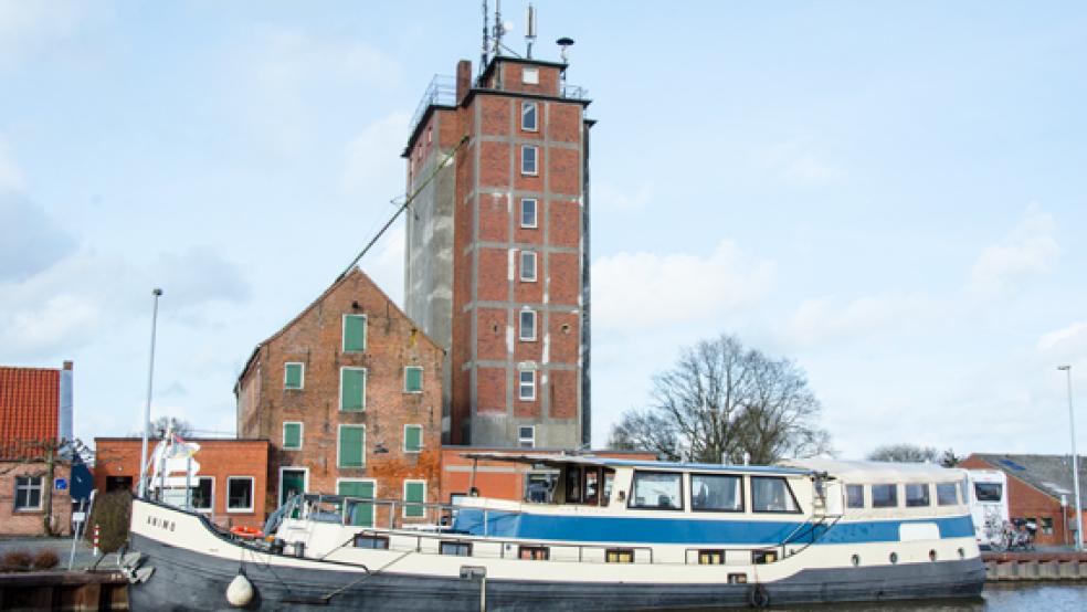 Der Siloturm am Weeneraner Hafen (Mitte). Es gibt Gespräche über eine mögliche Nutzung als Kletterturm. © Foto: Hanken