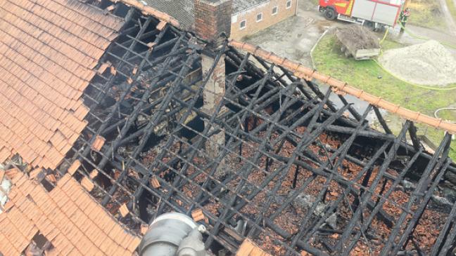 Feuer zerstört Mehrfamilienhaus