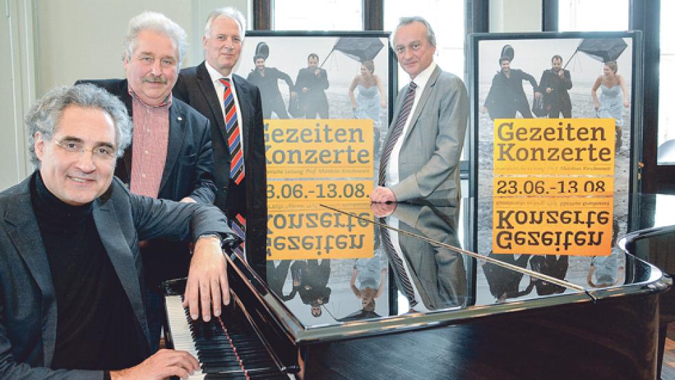 Vorfreude aufs Festival: Leiter Matthias Kirschnereit, Landschaftspräsident Rico Mecklenburg, Thomas Weiss (Brandkasse) und Landschaftsdirektor Rolf Bärenfänger.  © Foto: Former