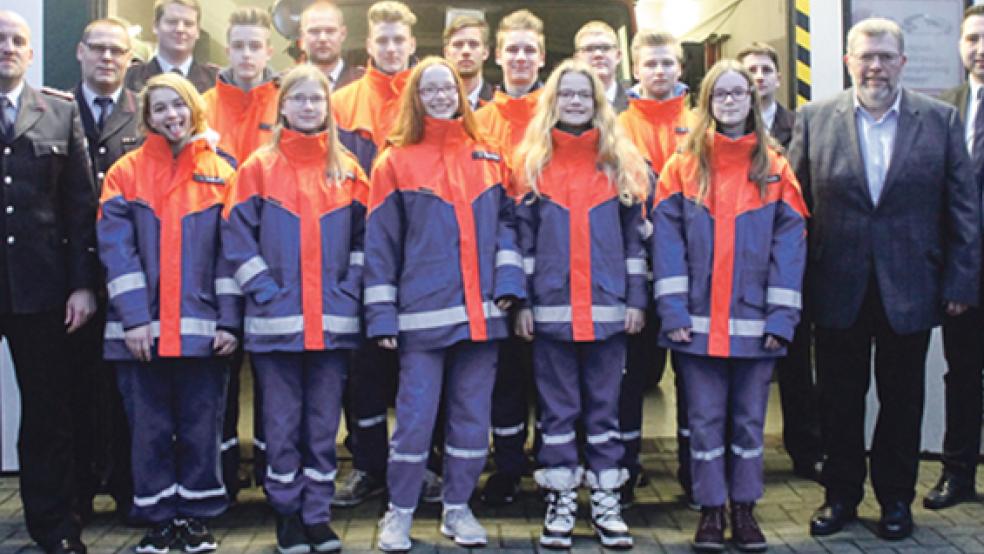 Die Jugendfeuerwehr Diele mit ihren Betreuern und Gästen. Von links Jugendfeuerwehrwart Dennis Bleeker, Stadtbrandmeister Jörg Fisser und der stellvertretende Jugendfeuerwehrwart Arno Bröring. Rechts im Bild der stellvertretende Bürgermeister Nico Bloem, neben ihm Ortsvorsteher Hinrich Sap. © Foto: Joachim Rand