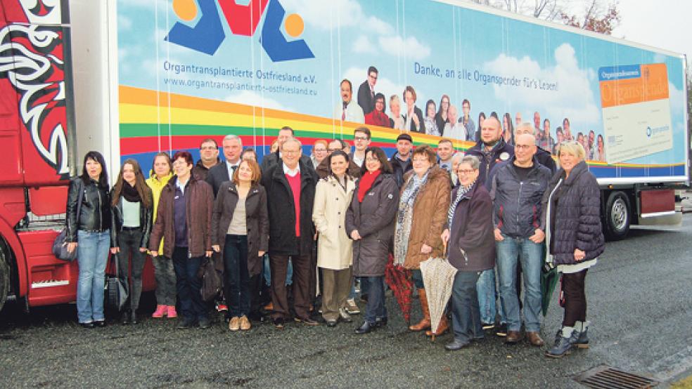 Vertreter des Vereins Organtransplantierte Ostfriesland, Sponsoren und weitere Unterstützen stehen vor einem rundum mit der Werbung beklebten Sattelzug der Spedition Merkel, der auch bundesweit unterwegs ist. © Foto: Verein Organtransplantierte Ostfriesland