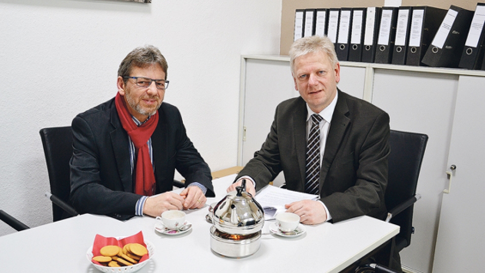 Der SPD-Bundestagsabgeordnete Markus Paschke (links) sprach mit Bürgermeister Ludwig Sonnenberg auch über die Zukunft der Friesenbrücke in Weener. © Foto: Stadtverwaltung Weener 