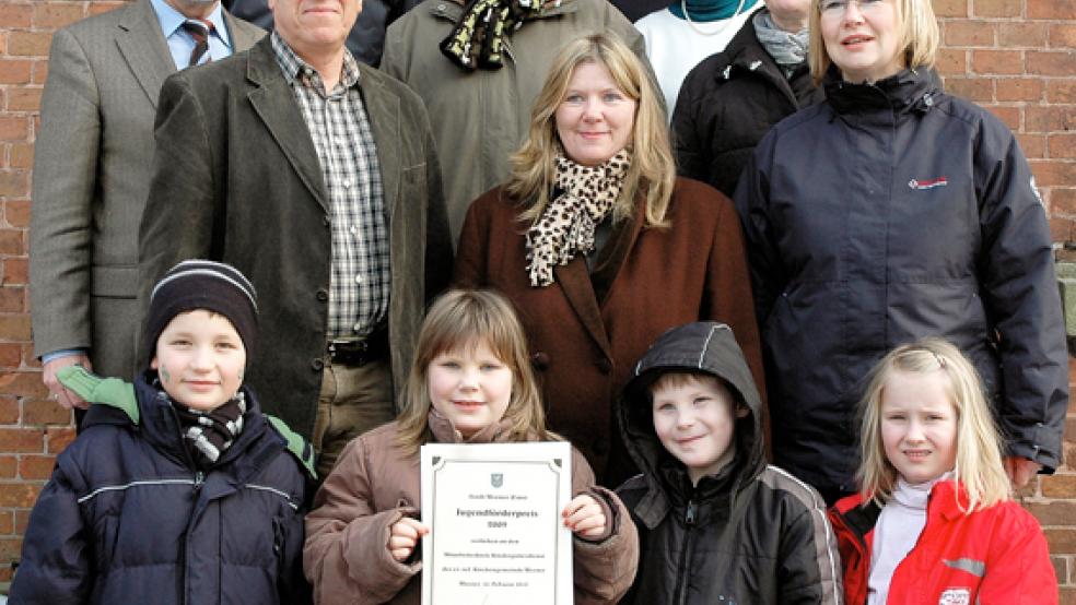 Einen neuen Anlauf will Stadt Weener mit dem Jugendförderpreis nehmen. Das Archivbild zeigt eine Verleihung aus dem Jahre 2009, damals an das Kindergottesdienst-Team der reformierten Kirchengemeinde Weener. © Foto: RZ-Archiv