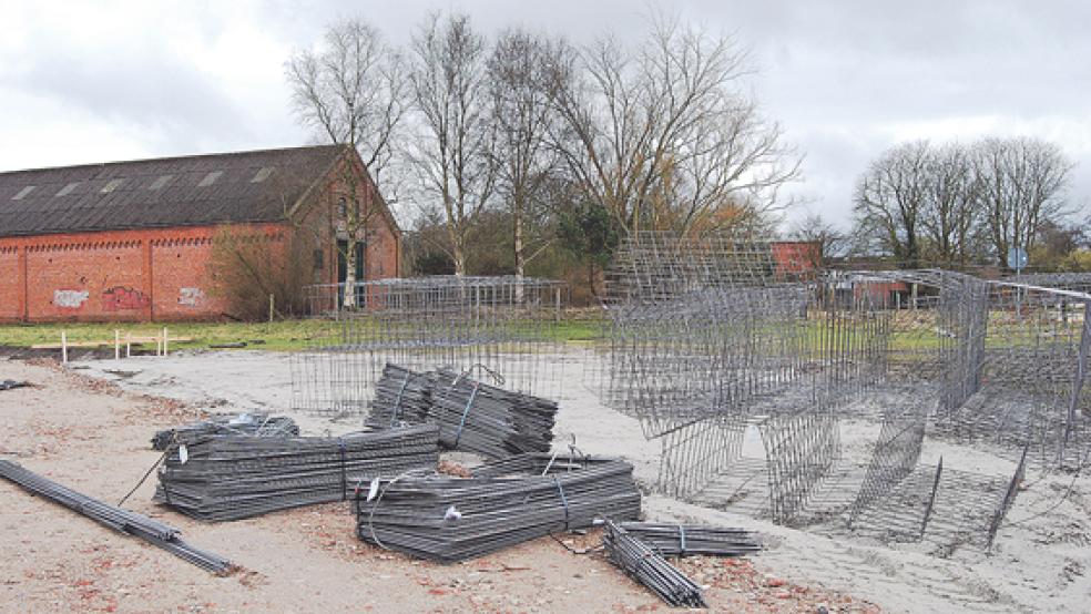 Bis der Bedarfsplan politisch beraten wird, dürften die Mauern des neuen Feuerwehrgerätehauses längst stehen. Derzeit herrscht wetterbedingt Ruhe auf der Baustelle. © Foto: Hoegen