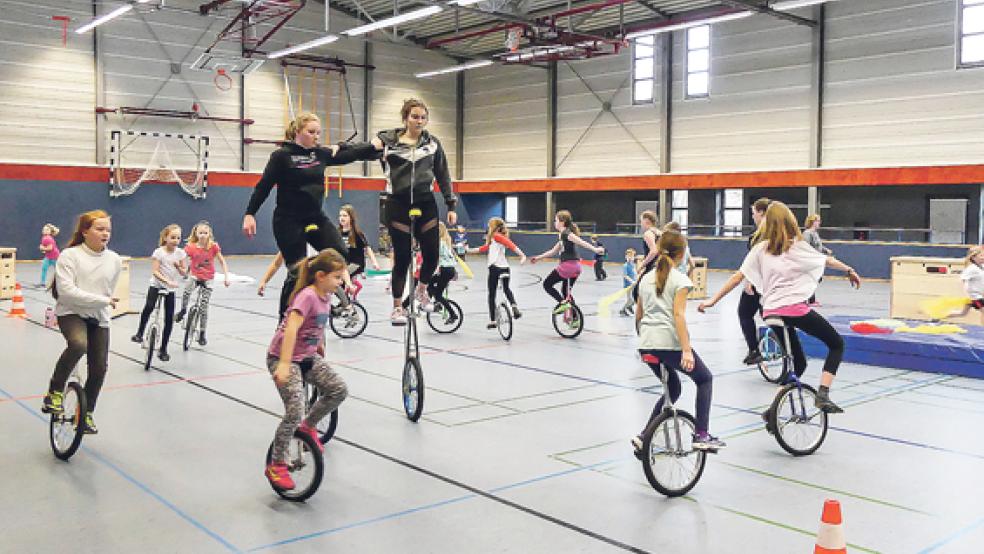 Fleißig trainiert haben die Gruppen für die Bunder Sportshow, so auch die Einradgruppe sowie »Akeitu« und die Kinderturngruppe vom TV Bunde. © Foto: privat