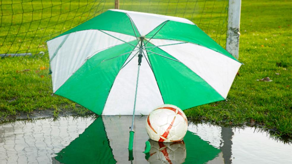 Pfützen auf dem Platz hinterlassen hat der Regen der vergangenen Tage. Es drohen wieder viele Spielausfälle. Die Partien von Stapelmoor II sowie Möhlenwarf I und II wurden bereits Donnerstag abgesagt. © Foto: Mentrup