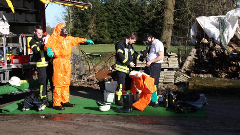 In speziellen Schutzanzügen retteten Feuerwehrleute fünf Rinder am Freitag aus einem Güllekeller. © Foto: Feuerwehr
