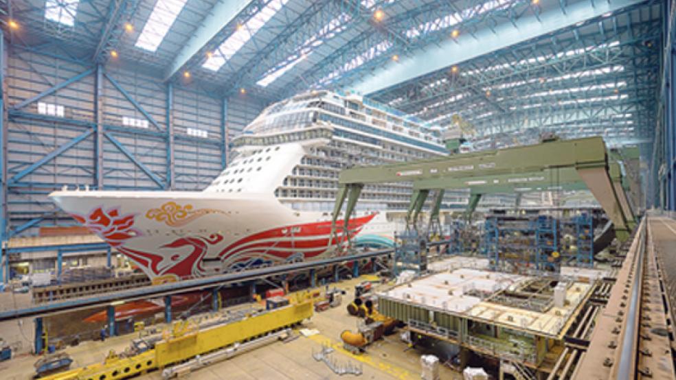 Die »Norwegian Joy« soll das überdachte Baudock II in Papenburg am 4. März verlassen. © Foto: Meyer Werft