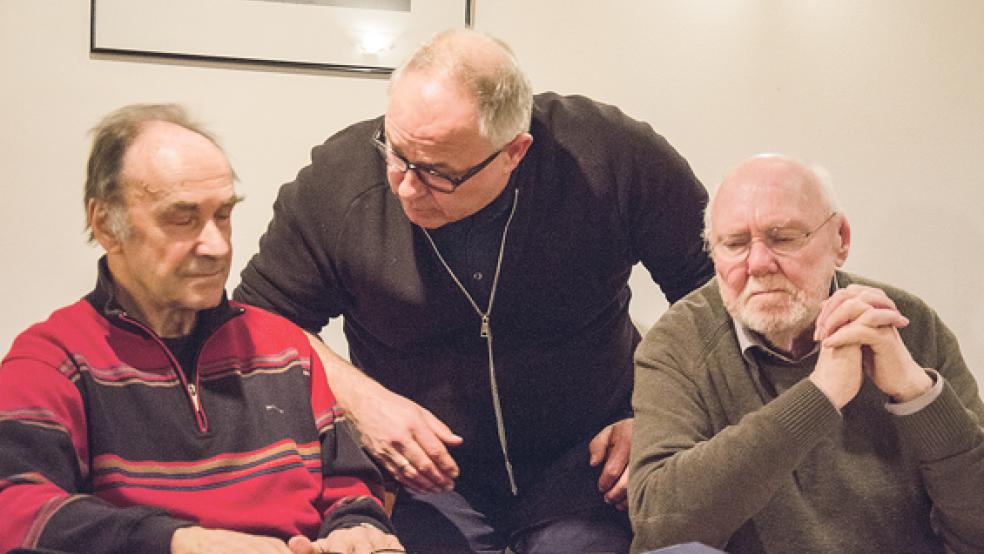 Ernste Mienen am Vorstandstisch: Bürgermeister Hans-Peter Heikens (Mitte) redet fast beschwörend auf den Kristian Scholz ein, der als Vorsitzender des Ziegeleivereins zurückgetreten ist. Rechts: Sein Stellvertreter Jan Ulferts, der nicht wieder antrat. © Foto: Hanken