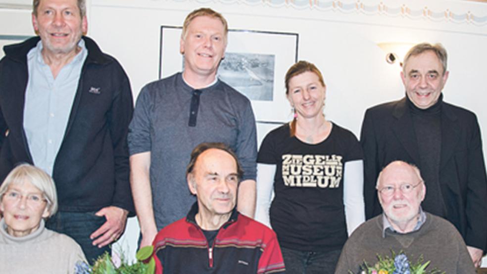 Stabwechsel beim Ziegeleiverein: (vorne, von links) Helga Scholz (ehemalige Schriftführerin), Ehrenvorsitzender Kristian Scholz, Jan Ulferts (ehemaliger 2. Vorsitzender) und Gebäudewart Paul Zimmer. Hinten, von links: Wilfried Voß (neuer 2. Vorsitzender), Thomas Ulferts (neuer Schriftwart), Carola Bergmans (neue 1. Vorsitzende), Gerd-Eiko Reins Wenzlaff (neuer Kassenwart). Zum Abschied überreichte Carola Bergmans Blumen an ihren Vorgänger (kleines Bild). © Fotos: Hanken