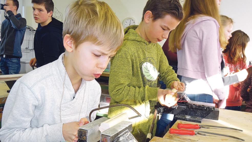 Volle Konzentration war im Werkraum gefragt. Hier sägten die Grundschüler sich einen Schlüsselanhänger. © Fotos: Muising