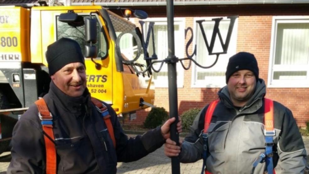 Bauunternehmer Johann Frei und Mitarbeiter André Beerens bargen die Eisenspitze vom Kirchturmdach. © privat