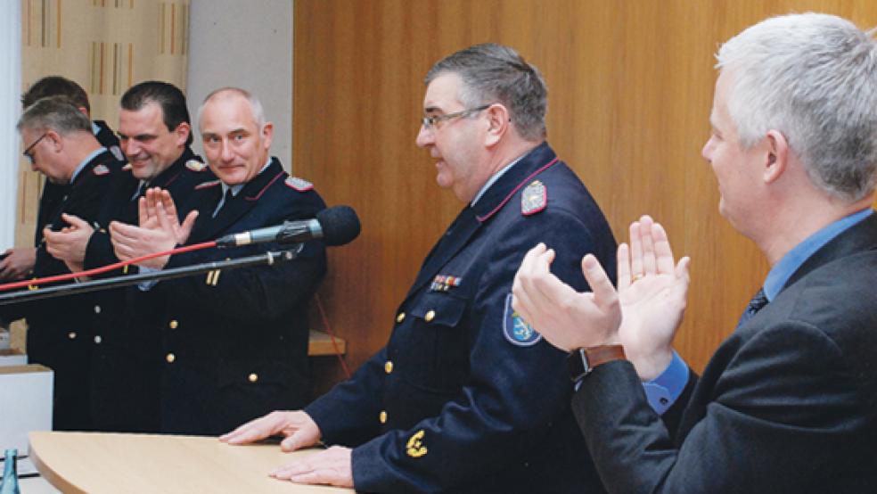 Abschiedsbeifall erhielt Kreisbrandmeister Theodor de Freese (am Pult) für seine letzte Orts- und Gemeindebrandmeistertagung. © Foto: Kuper