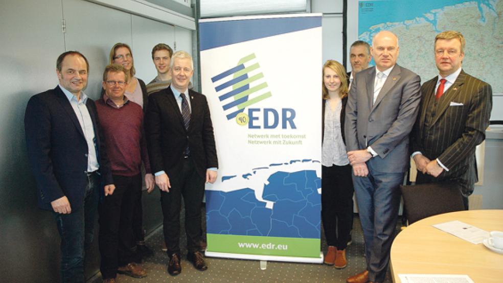 »Netzwerk mit Zukunft«: Um das neue Logo der Ems Dollart Region (EDR) gruppierten sich gestern (von links): EDR-Geschäftsführer Hermann Wessels, der Winschoter Recycling-Unternehmer Having Steenhuis, Lehrerin Sabrina Koetsier von der Oberschule in Weener, Student Jeroen van Schaik, der Leeraner Landrat Matthias Groote als stellvertretender EDR-Vorsitzender, Studentin Pascalle Mossel, Lehrer Jörn Menne von den Berufsbildenden Schulen I in Aurich, EDR-Geschäftsführer Karel Groen und der Bürgermeister der niederländischen Gemeinde Coevorden, Bert Bouwmeester, als EDR-Vorsitzender. © Foto: Szyska