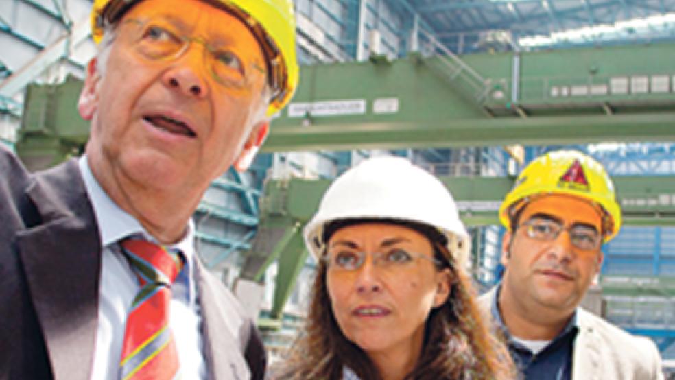 Juli 2015: Werftchef Bernard Meyer (links) zeigt der damaligen SPD-Generalsekretärin Yasmin Fahimi gemeinsam mit dem damaligen Betriebsratsvorsitzenden Ibrahim Ergin (rechts) das Schiffbauunternehmen in Papenburg. © Foto: Archiv