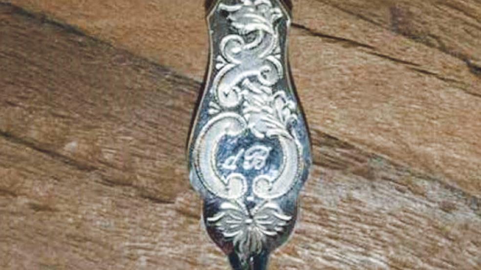 Zum Diebesgut zählt Tafelsilber mit der individuellen Gravur »dB«. © Foto: Polizei